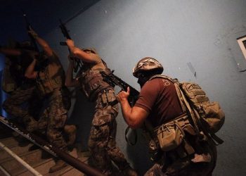Hedef gösterilen CHP'li Mersin Büyükşehir Belediyesi çalışanlarına operasyon: 10 gözaltı