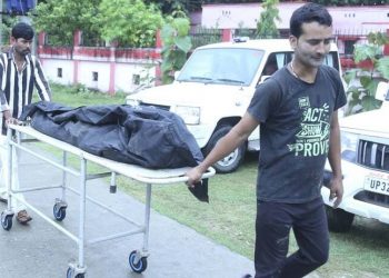 Hindistan'da iki kız kardeş ağaca asılı halde bulundu