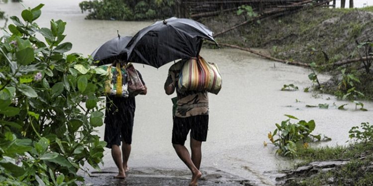 Hindistan'da son 24 saatte şiddetli yağışlar ve yıldırım düşmesi nedeniyle 36 kişi öldü