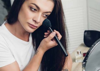 Hollanda İnsan Hakları Enstitüsü: İş yerinde kadınlara makyaj zorunluluğu ayrımcılık