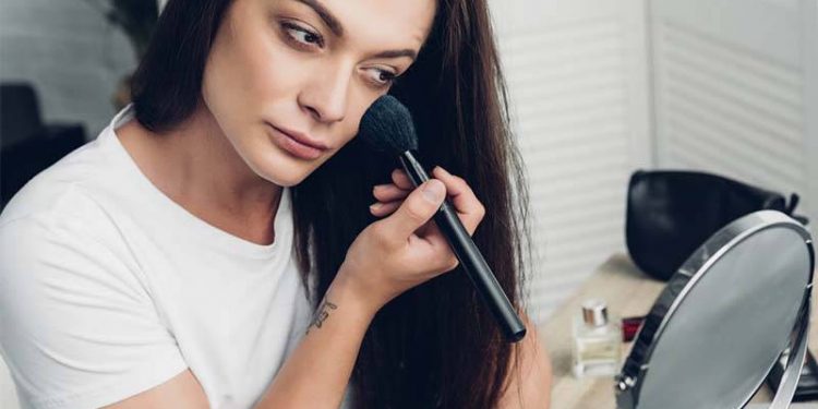 Hollanda İnsan Hakları Enstitüsü: İş yerinde kadınlara makyaj zorunluluğu ayrımcılık