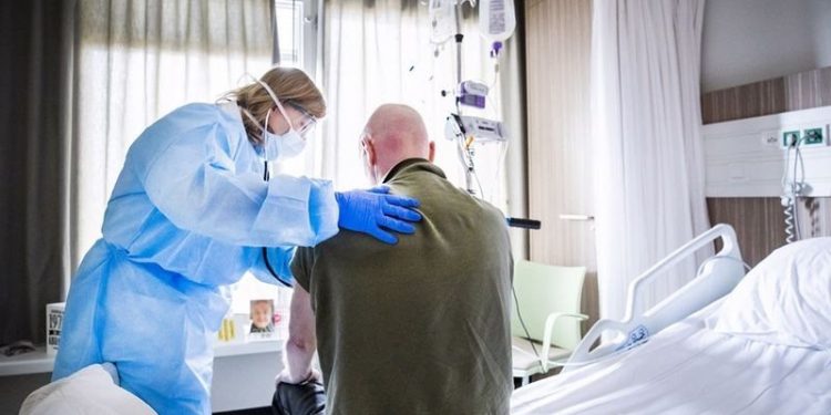Hollanda işte Covid’e yakalanan sağlık çalışanlarına 15 bin euro tazminat ödeyecek
