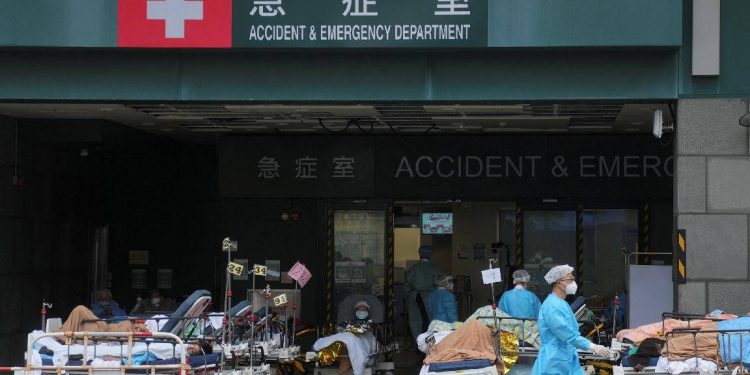 Hong Kong'da günlük Covid-19 vaka sayısı son 3 günde 10 bini aştı