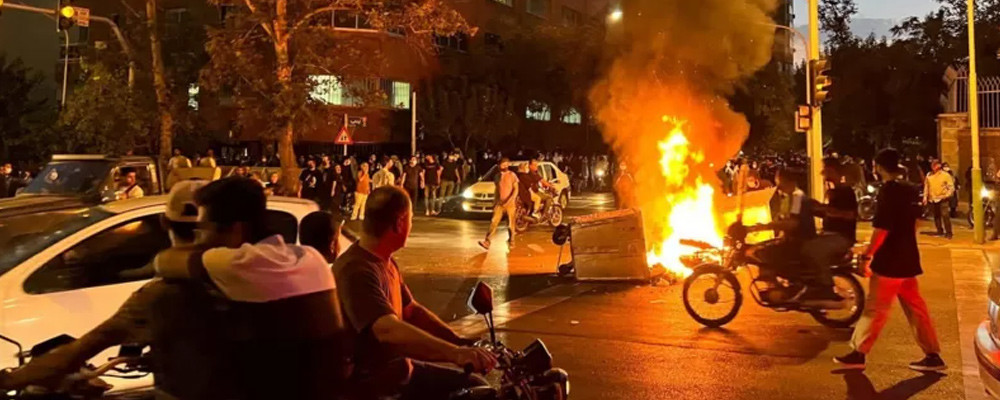 İ﻿ran'daki protestolar: 'Sesimizi kesmezsek, bize tecavüz edeceklerini söylediler'