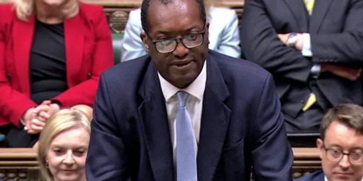 İngiliz hükümeti, bir kuşağın gördüğü en büyük vergi kesintisi paketini açıkladı