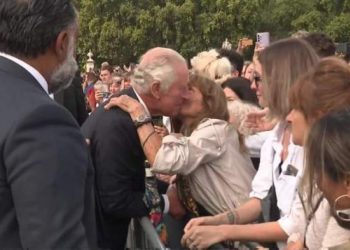 İngiltere Kralı 3. Charles Buckingham Sarayı önünde halkı selamladı