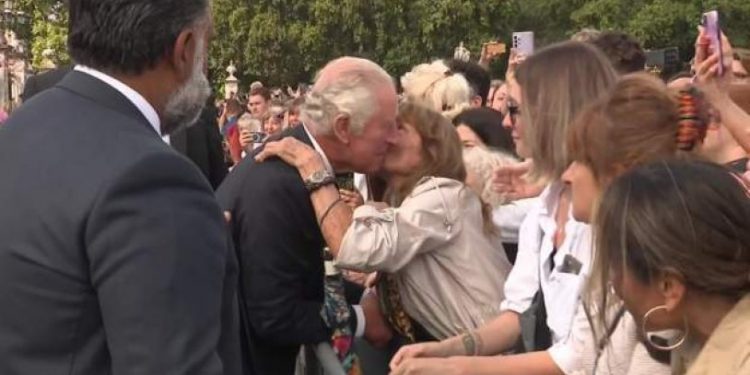 İngiltere Kralı 3. Charles Buckingham Sarayı önünde halkı selamladı