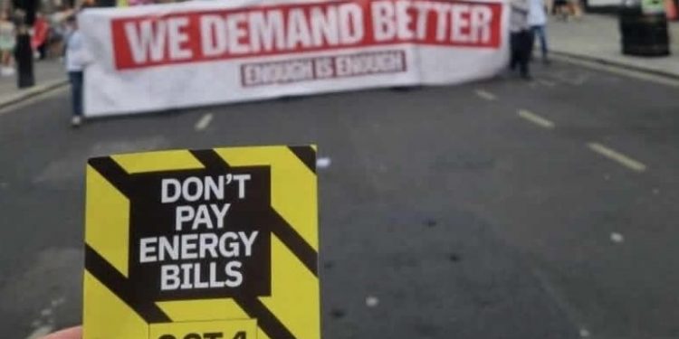 İngiltere'de artan enerji fiyatları halkı sokağa döktü: 'Faturanı ödeme'