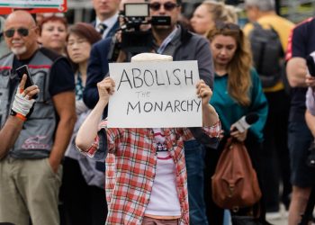 İngiltere'de ifade özgürlüğü tartışması: Monarşi karşıtı bazı eylemciler gözaltına alındı