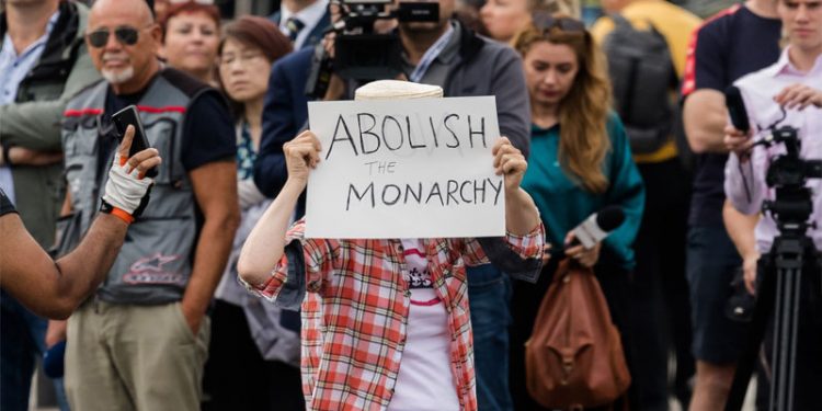 İngiltere'de ifade özgürlüğü tartışması: Monarşi karşıtı bazı eylemciler gözaltına alındı