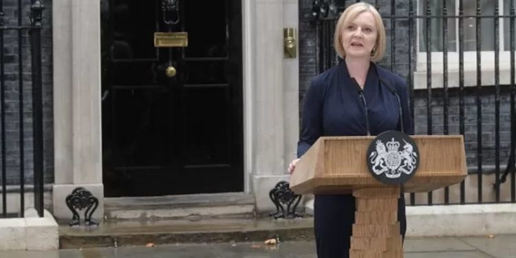 İngiltere'de yeni başbakan Liz Truss’ın 'Fırtınayı atlatabiliriz' sözü manşetlerde