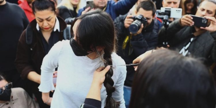 İran Konsolosluğu önünde protesto: Kadınlar İran rejimini alaşağı edecek