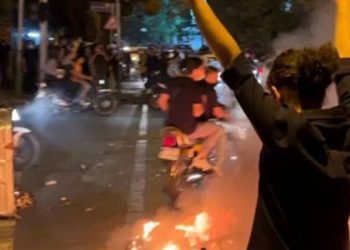 İran tarihinde ilk: Erkekler kadına yönelik şiddete karşı sokaklarda