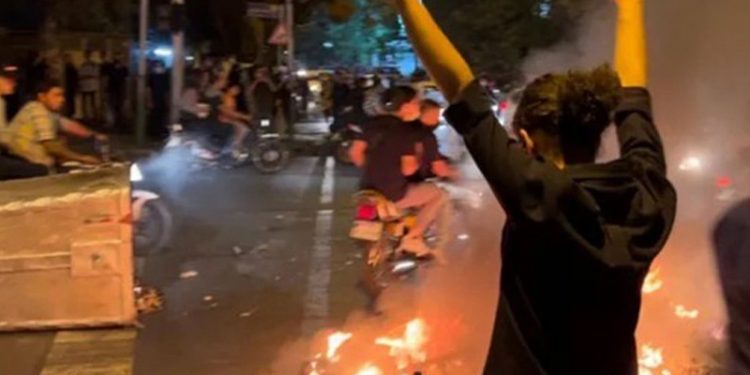 İran tarihinde ilk: Erkekler kadına yönelik şiddete karşı sokaklarda