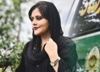 İran'da Mahsa Amini için protesto: Saçlarını kestiler, başörtülerini yaktılar