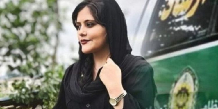 İran'da Mahsa Amini için protesto: Saçlarını kestiler, başörtülerini yaktılar