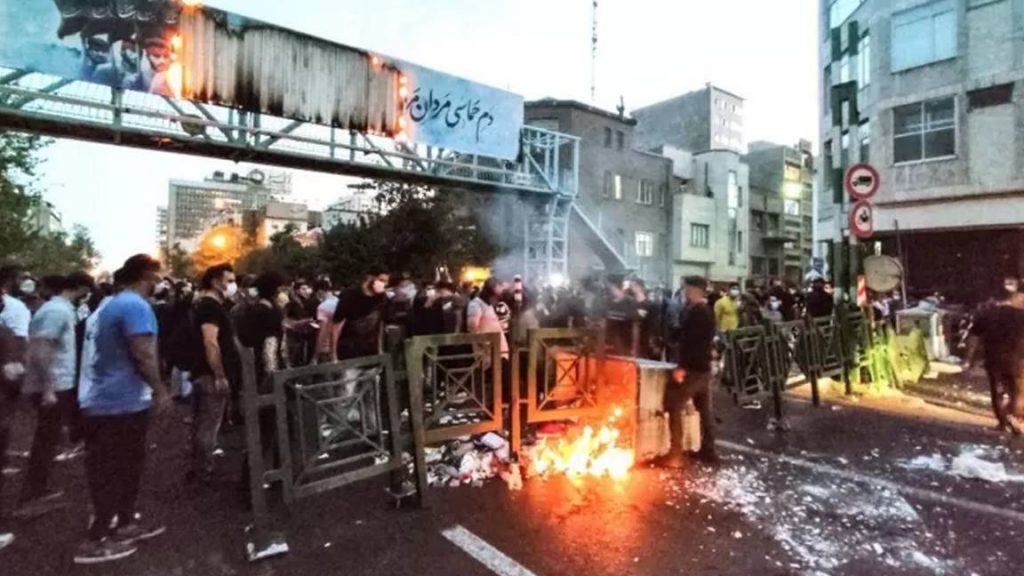 İran'da Mahsa Amini'nin öldürülmesiyle başlayan protestolarda en az 17 kişi hayatını kaybetti