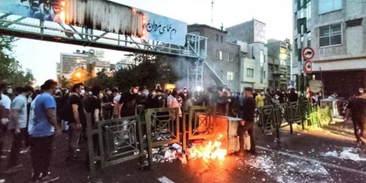 İran'da Mahsa Amini'nin öldürülmesiyle başlayan protestolarda en az 17 kişi hayatını kaybetti