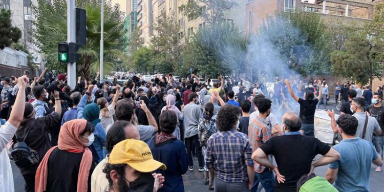 İran'da Mehsa Emini için devam eden protestolarda 5 gösterici öldürüldü