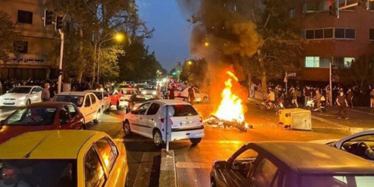 İran'da internet kesildi; sosyal medya platformlarına erişim engellendi