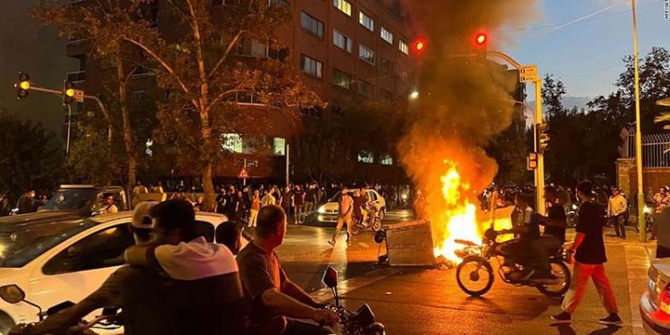 İran'da özgürlük sloganları atılıyor: 'Diktatöre ölüm!'