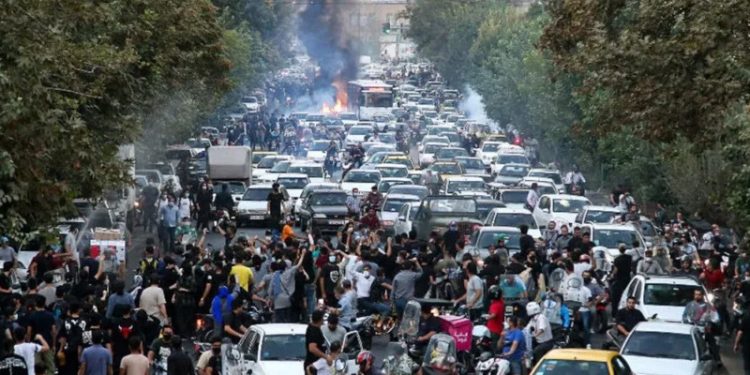 İran’da protestolar büyüyor: 10 kişi öldürüldü, 700’den fazla yaralı var