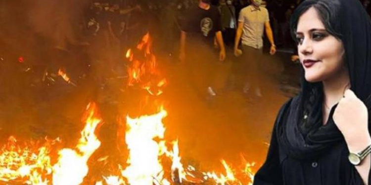 İran'daki gösterilerde 3 kişi öldü