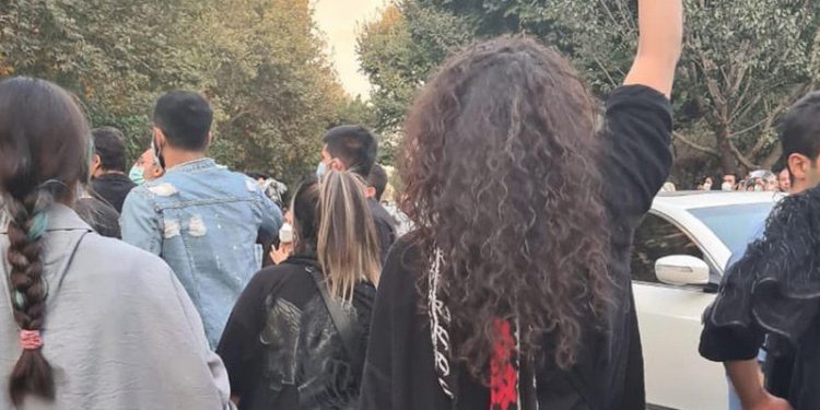 İranlılar Mahsa Amini için sokaklarda