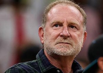 Irkçılık ve kadın düşmanlığından suçlu bulunan Robert Sarver, Phoenix'i satışa çıkardı
