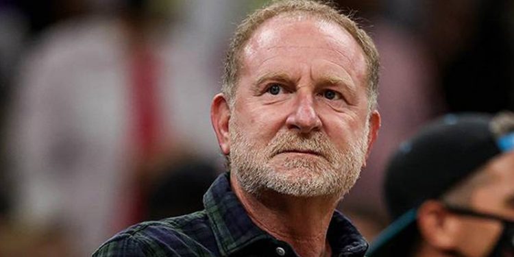 Irkçılık ve kadın düşmanlığından suçlu bulunan Robert Sarver, Phoenix'i satışa çıkardı