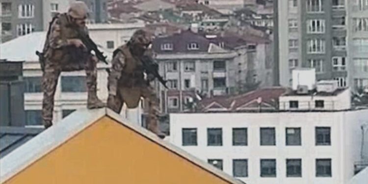 İş insanına şantaj ve gasp yapan çeteye polis baskını