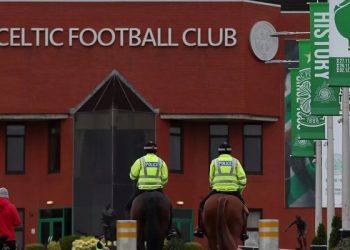 İskoçya takımı Celtic'in taraftarları İngiliz kraliyet ailesini protesto etti