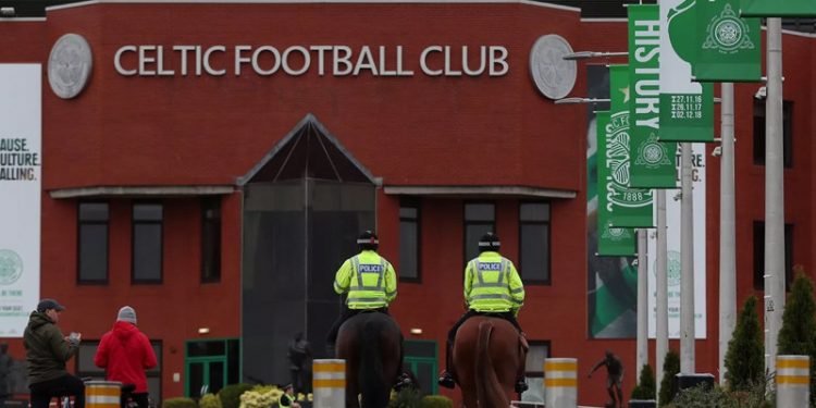 İskoçya takımı Celtic'in taraftarları İngiliz kraliyet ailesini protesto etti