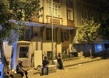 İstanbul’da 4 katlı binada çatlaklar oluştu: Vatandaşlar geceyi sokakta geçirdi