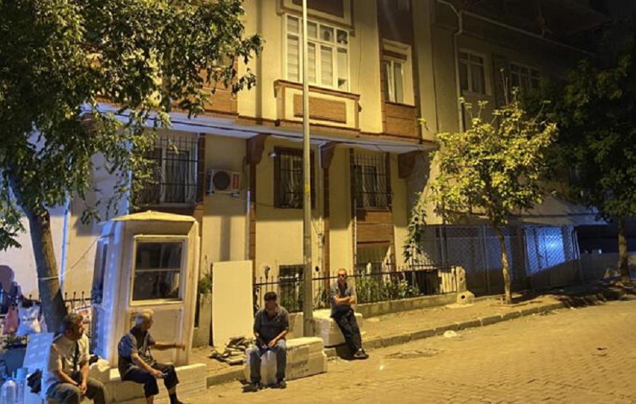 İstanbul’da 4 katlı binada çatlaklar oluştu: Vatandaşlar geceyi sokakta geçirdi