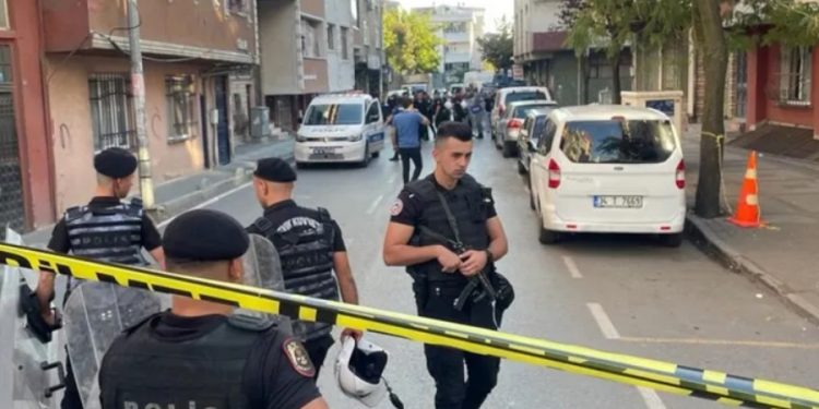 İstanbul’da kan donduran cinayet: Annesini öldürüp başını kesip balkondan attı