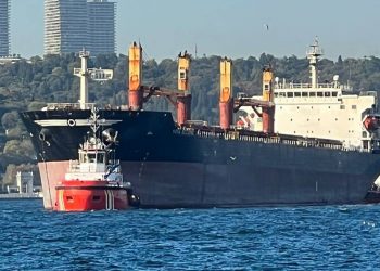 İstanbul’da kuru yük gemisinin dümeni kilitlendi: Boğaz trafiğe kapatıldı