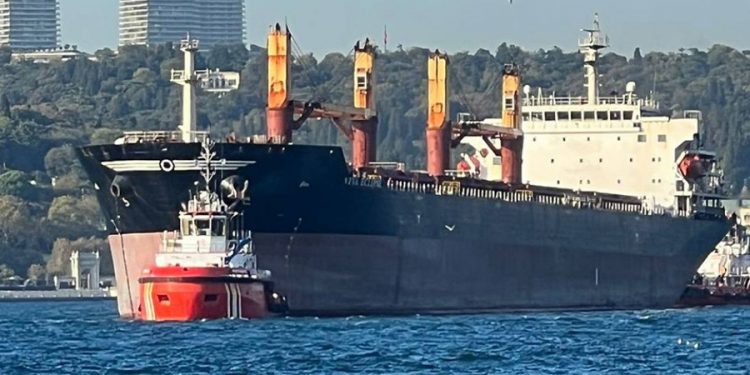 İstanbul’da kuru yük gemisinin dümeni kilitlendi: Boğaz trafiğe kapatıldı