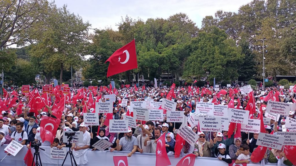 İstanbul’da tepkilere rağmen LGBT+ karşıtı yürüyüş düzenlendi