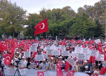 İstanbul’da tepkilere rağmen LGBT+ karşıtı yürüyüş düzenlendi