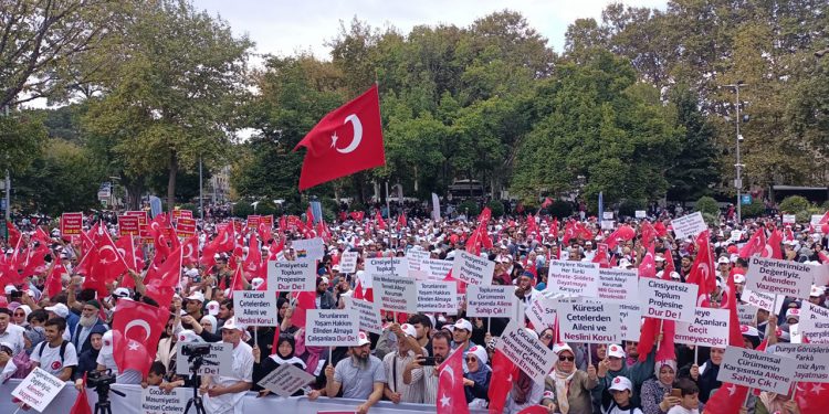 İstanbul’da tepkilere rağmen LGBT+ karşıtı yürüyüş düzenlendi