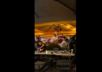 İstanbul’un ünlü AVM’sinde silahlı kavga: İşte o anlar