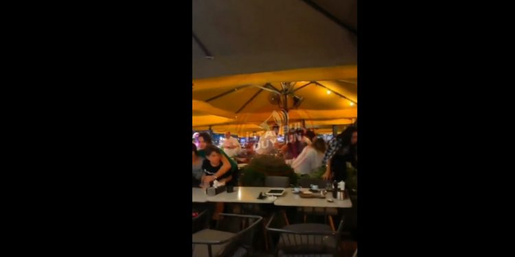 İstanbul’un ünlü AVM’sinde silahlı kavga: İşte o anlar