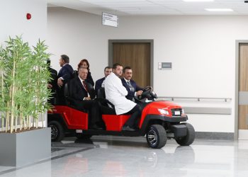 İyi arabalara binmeye heveslenenleri ‘süfli’ ilan eden Erdoğan şehir hastanesini araçla gezdi