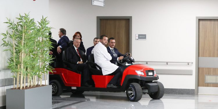 İyi arabalara binmeye heveslenenleri ‘süfli’ ilan eden Erdoğan şehir hastanesini araçla gezdi