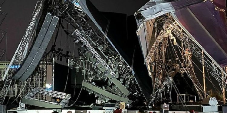 İzmir’de Tarkan konseri için kurulan dev sahne çöktü: 1 işçi yaralı