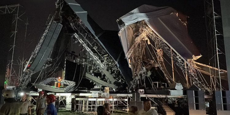 İzmir’de Tarkan konseri için kurulan platform çöktü, can kaybı yok