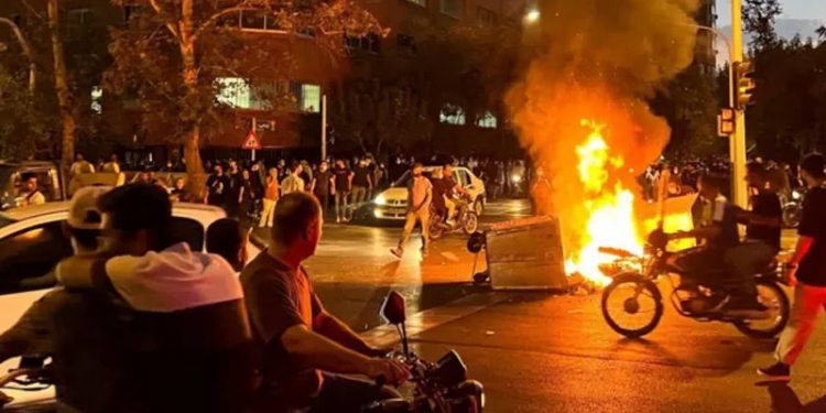 İ﻿ran'daki protestolar: 'Sesimizi kesmezsek, bize tecavüz edeceklerini söylediler'