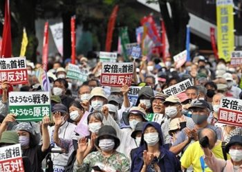 Japonya'da tayfuna rağmen Abe'nin milyon dolarlık cenaze merasimi protesto edildi