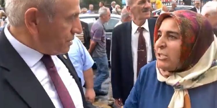 KHK’lı annesi CHP’li vekillere feryat etti: ‘Adam öldürenler tahliye oldu, bankayı ben mi açtım, devlet açtı’